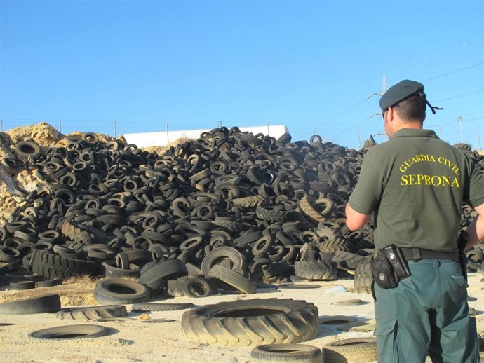 Vertedero Ilegal De Neumáticos En Palos De La Frontera.