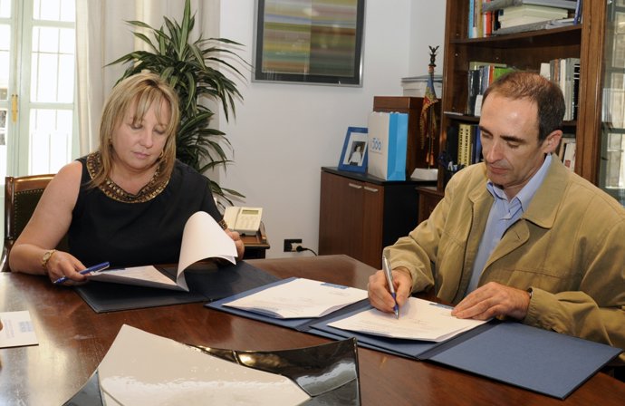 Puchalt Y Gregori Durante La Firma Del Acuerdo      