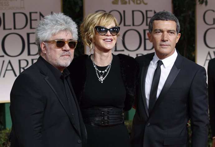 El Director Pedro Almodóvar Con Los Actores Melanie Griffith Y Antonio Banderas.