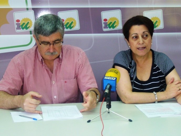 Los Concejales De IULV-CA En El Ayuntamiento De Huelva, Dolores Muñoz Y Juan Man
