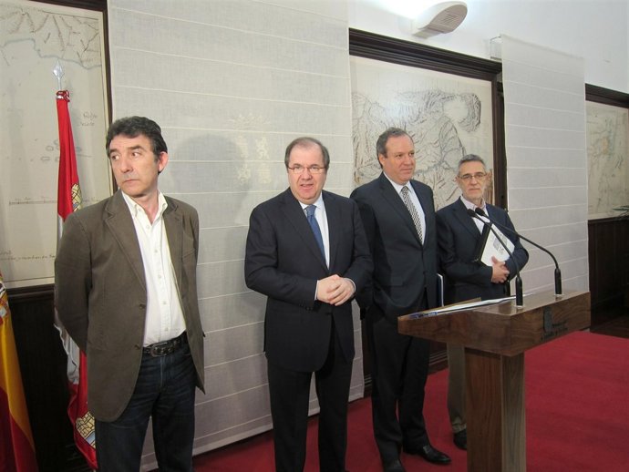 Juan Vicente Herrera Y Los Agentes Sociales Comparecen Ante Los Medios