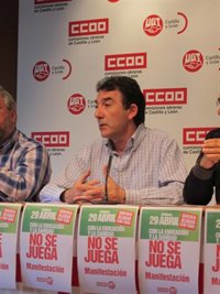 Hernández (CC.OO) sugiere que a Herrera "le iba mejor con Zapatero" y le pide que decida "si está con Rajoy o con Cyl"
