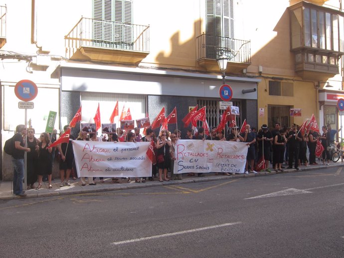 Una Cincuentena De Trabajadores Se Concentran Delante Del Consell De Mallorca