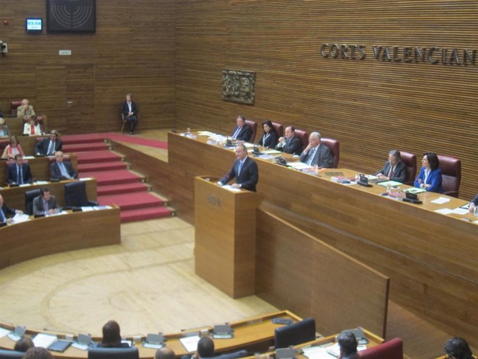 Fabra En La Tribuna En La Sesión De Control En Las Corts