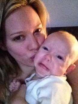 Hilary Duff besando a su hijo