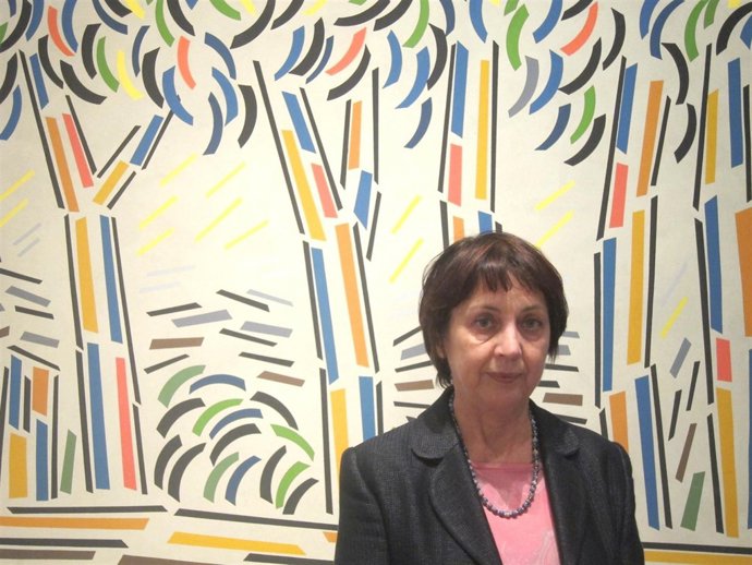 Rosa Torres Ante Una De Las Obras Que Expone En La Nau