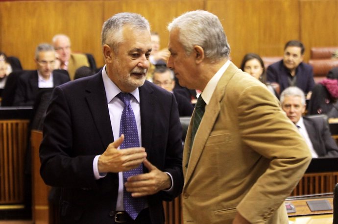 Griñán Y Arenas Conversan durante un pasado Pleno del Parlamento