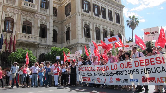 Sindicatos Se Concentran Frente A La Convalecencia Ante Recortes UMU