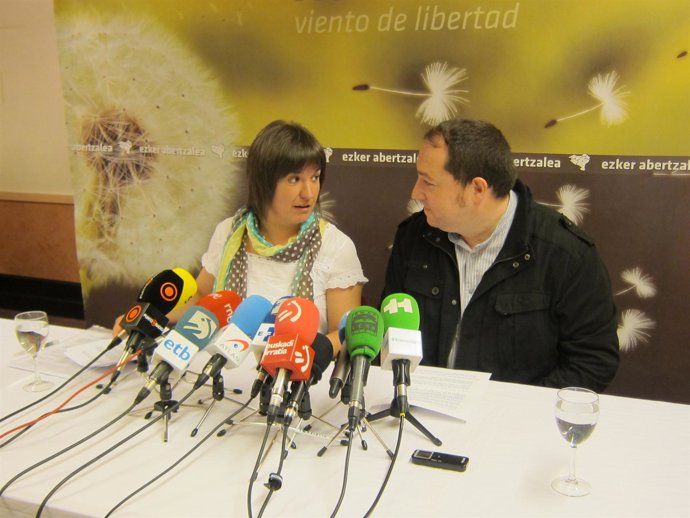 Ugarteburu Y Barrena Conversan En San Sebastián.