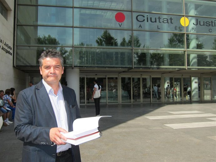 Guillermo Martí Muestra Su Denuncia Tras Aplazarse El Juicio
