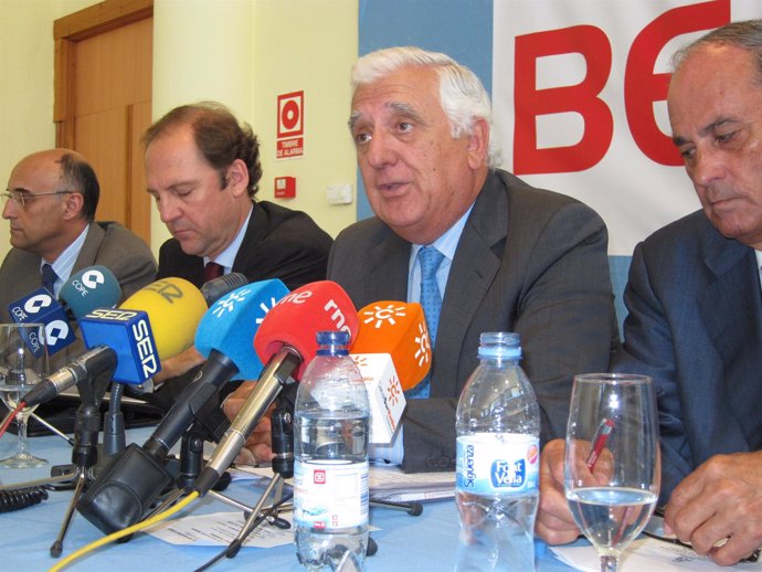 El Presidente De La CEA, Santiago Herrero, En Rueda De Prensa.
