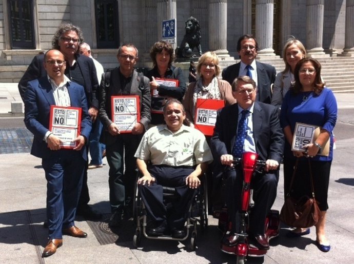 'Esto Sí Que No. Si Nos Recortáis Nos Abandonáis'.