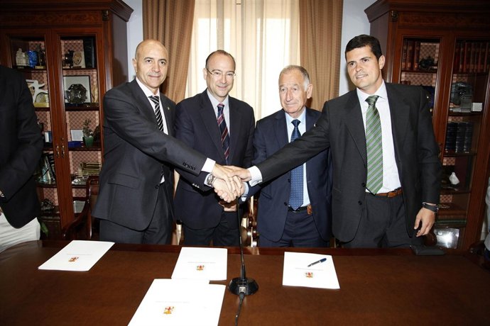 Martínez Cano, Rodríguez Comendador, Amat Y Yus Firman Un Convenio 
