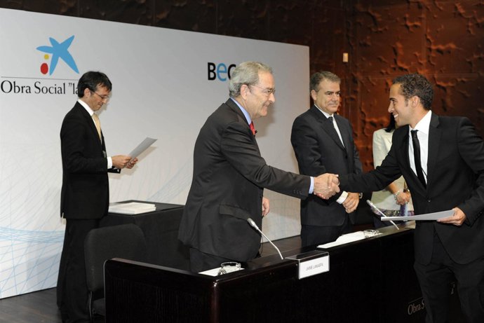 Obra Social La Caixa Entrega 100 Becas Para Cursar Másters            