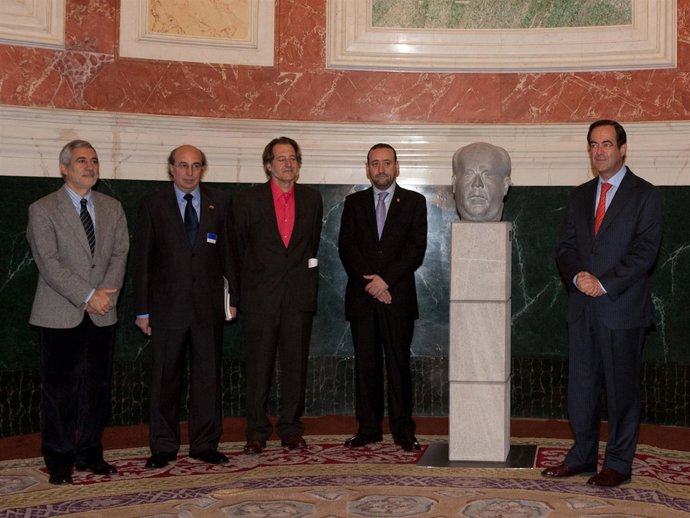 Bono Y Llamazares En La Entrega Al Congreso Del Busto De Manuel Azaña
