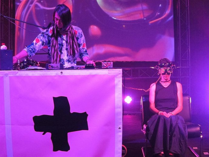 El músico japonés Masaki Batoh haciendo música con el cerebro de una voluntario