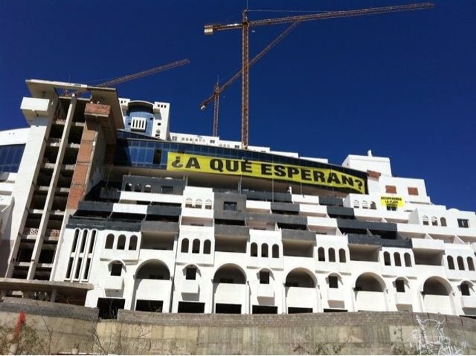 Greenpeace Monta Una Oficina En El Hotel El Algarrobico De Carboneras (Almería)