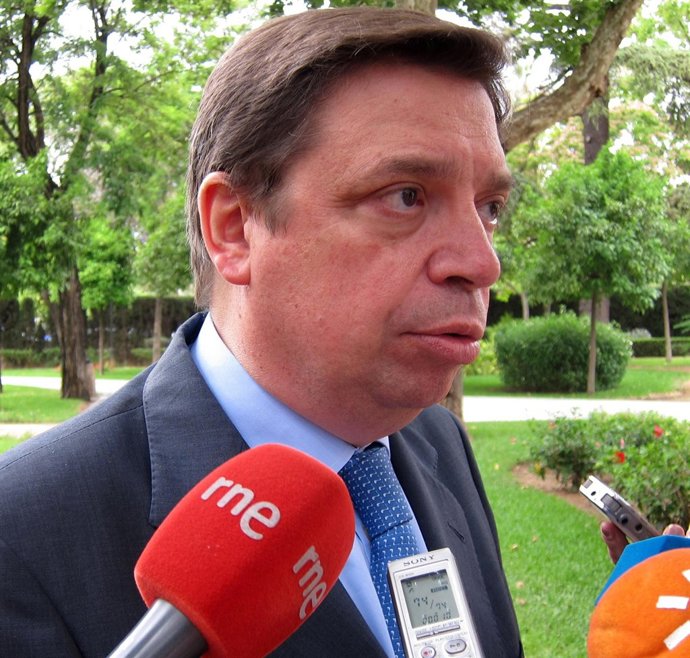 Luis Planas Atiende A Los Medios