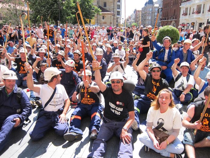 Mineros Cantan El Himno De Santa Bárbara Frente A Sus Compañeros Encerrados