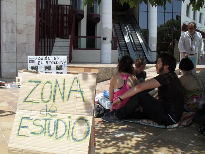 Los Estudiantes Que Duermen Frente A La Conselleria Y Su Zona De Estudio