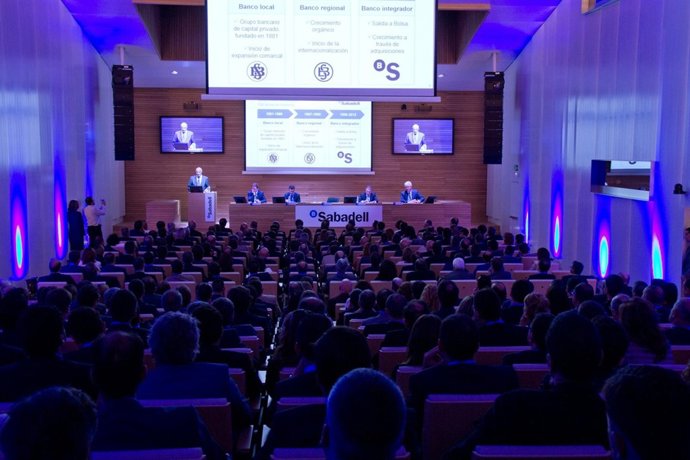 Encuentro Con Directivos De CAM En El Auditorio De Banco Sabadell De Sant Cugat