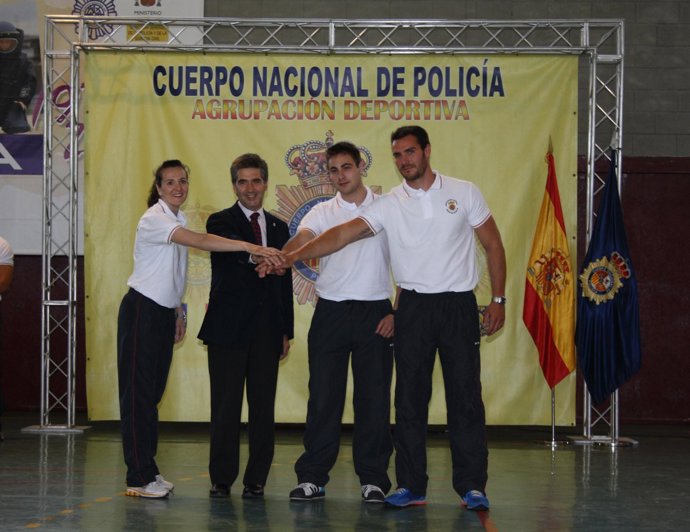 Sonia Franquet, Pablo Carrera Y Saúl Craviotto En Un Acto Con La Policía