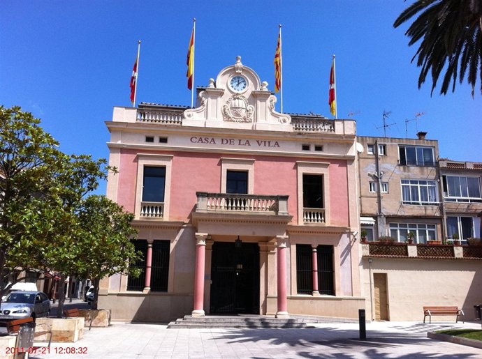 Fachada Del Ayuntamiento De Rubí