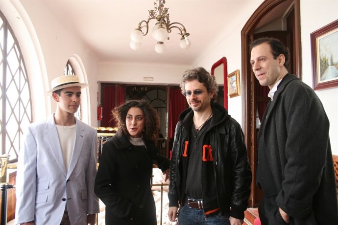 Bajo Ulloa Junto A Los Protagonistas Del Cortometraje 'Camino A Baeza'.