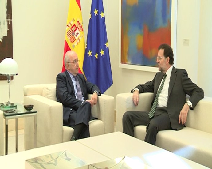 Rajoy y Almunia hablan de la crisis en Moncloa