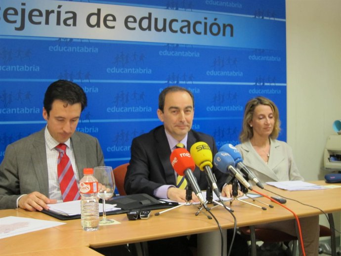 El Consejero De Educación En La Rueda De Prensa