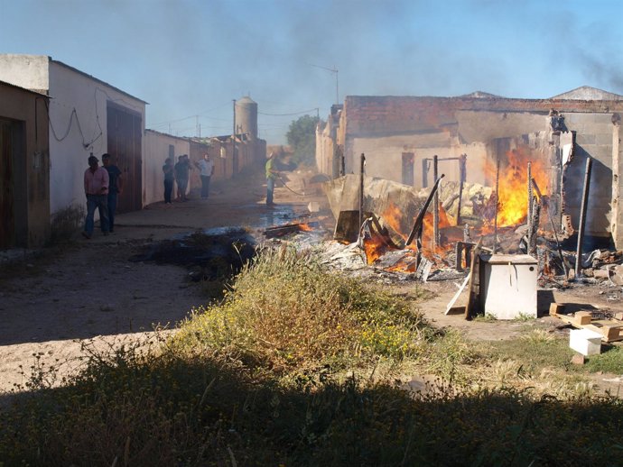 Incendio De Una Chabola En Lepe (Huelva).         
