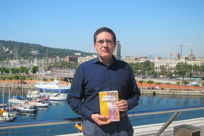 El Autor Joan Maria Bigas Presenta Su Nuevo Libro 'A Terra Les Muralles!'