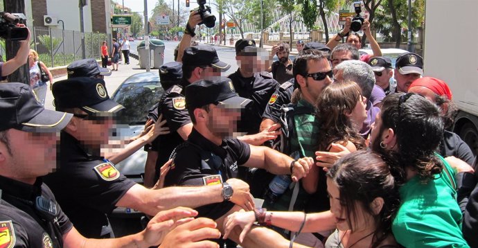Policía Aparta A Empujones A Los Detractores Del Alcalde De Murcia