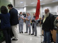 Más de 50 personas convocadas por la CIG ocupan una oficina de Bankia en Santiago para rechazar el rescate financiero