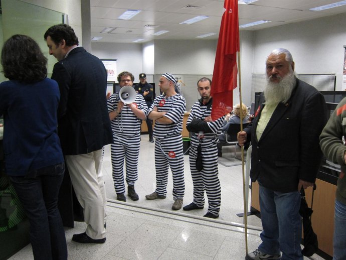 Delegados De La CIG En Una Oficina De Bankia En Santiago