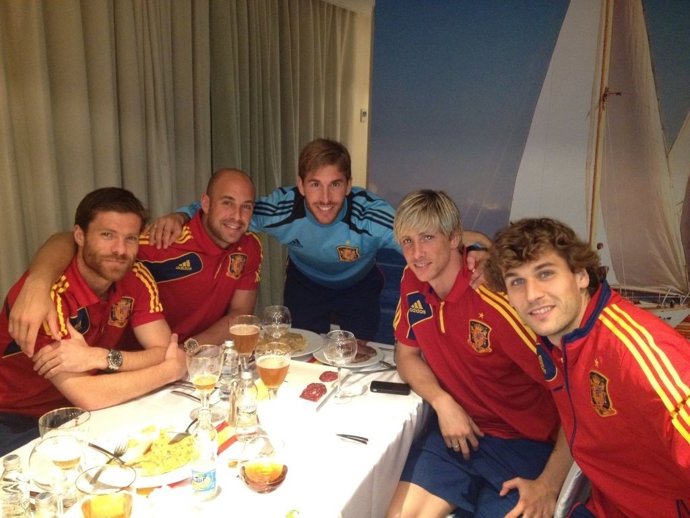 De izquierda a derecha: Xavi Alonso, Reina, Ramos, Torres y Llorente cenando