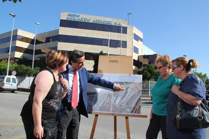 Calderón Explicando El Proyecto Sobre Los Planos