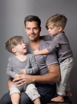 Ricky Martin con sus mellizos
