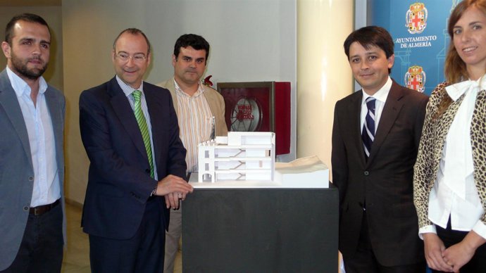 El Alcalde Junto A La Maqueta Del Futuro Centro De Interpretación Patrimonia