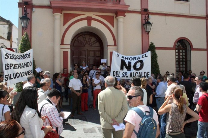 Los Manifestantes Antes De Entrar Al Pleno.