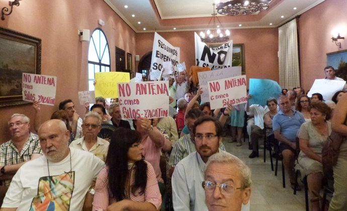 Los Comerciantes Protestan En El Pleno De Alcalá.