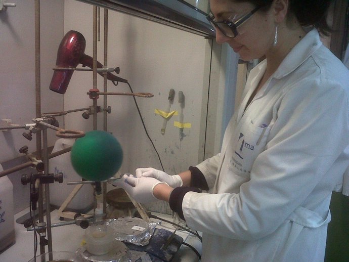 Becarios investigadores de la UMA en un laboratorio