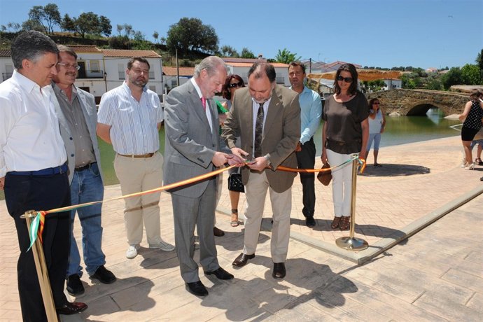 Villalobos Y Los Alcaldes De La Zona En La Playa Fluvial.