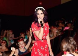 Katy Perry ante sus fans en el teatro "The Grove"