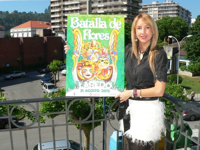La Concejala Con El Cartel De La Batalla De Flores