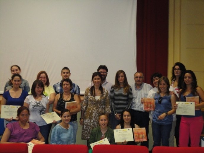 La Diputada Esperanza Cortés Con Los Alumnos Del Curso De Cocina. 