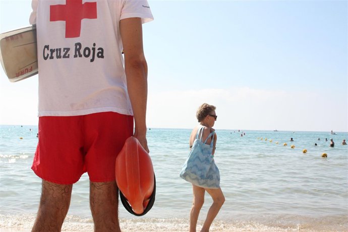 Un Socorrista De Cruz Roja Vigila La Playa