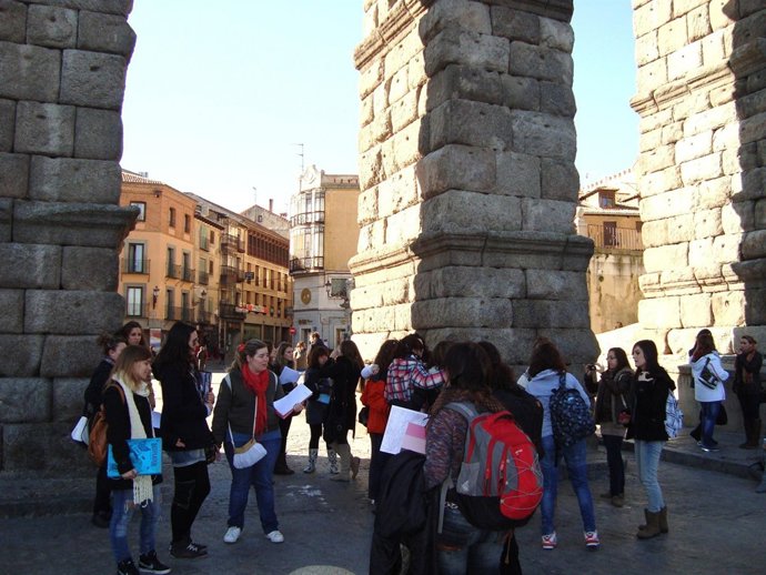 Visitantes Junto Al Acueducto De Segovia.