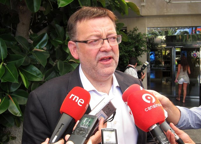 Ximo Puig Atiende A Los Medios Antes Del II Congreso Del PSPV De Alicante