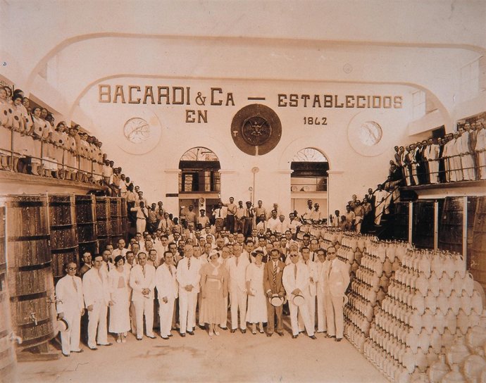 Trabajadores U Ejecutivos De Bacardí En Los Años 20